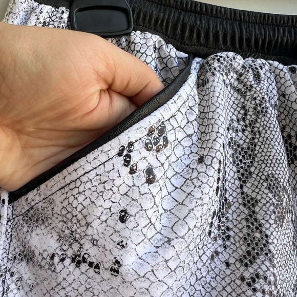 David Lerner Snakeskin Lounge & Workout Shorts – Size M - Picture 2 of 9